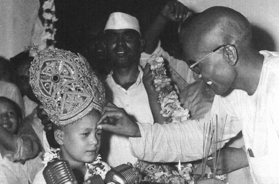Mahatma Gurucharanand applies a Tilak to the young Satguru Maharaji (Prem Rawat)