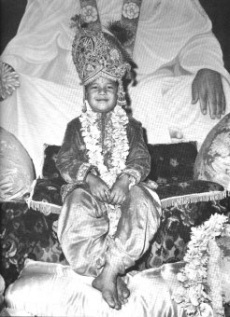 Freshly Incarnated Prem Rawat (Maharaji) Crowned As Krishna