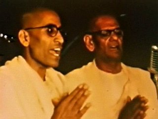 Mahatmas Gurucharanand and Ramanand chanting
