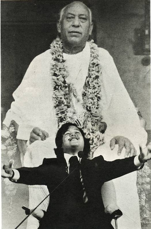 Prem Rawat Inspirational Speaker On Stage Hans Jayanti Festival Rome 1977