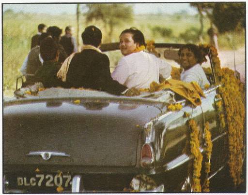 Young Prem Rawat in car with Sampuranand
