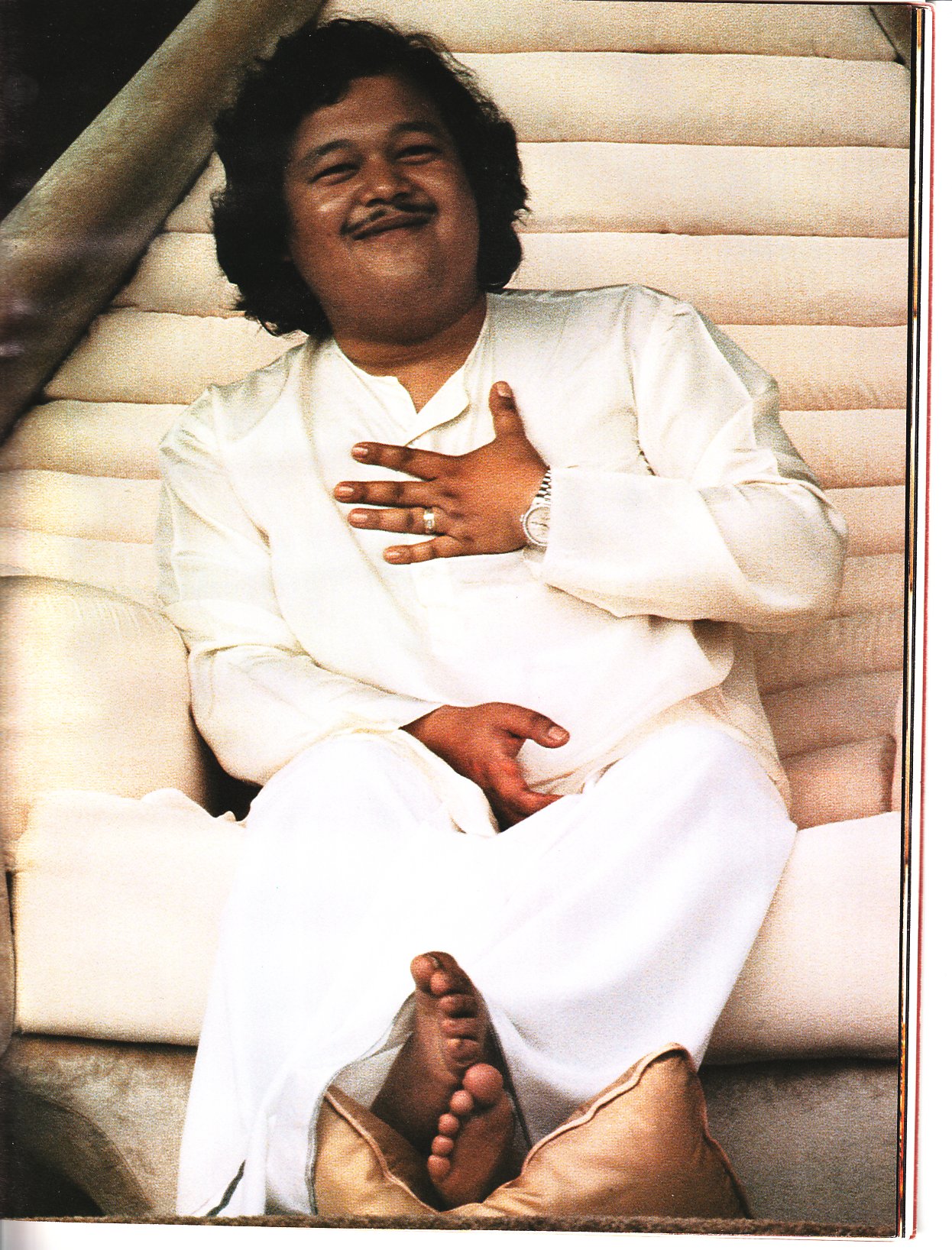 Prem Rawat (Maharaji) with Lotus Feet On Pillow at Hans Jayanti 1978