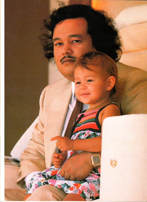 Prem Rawat (Maharaji) with child on stage in 1979