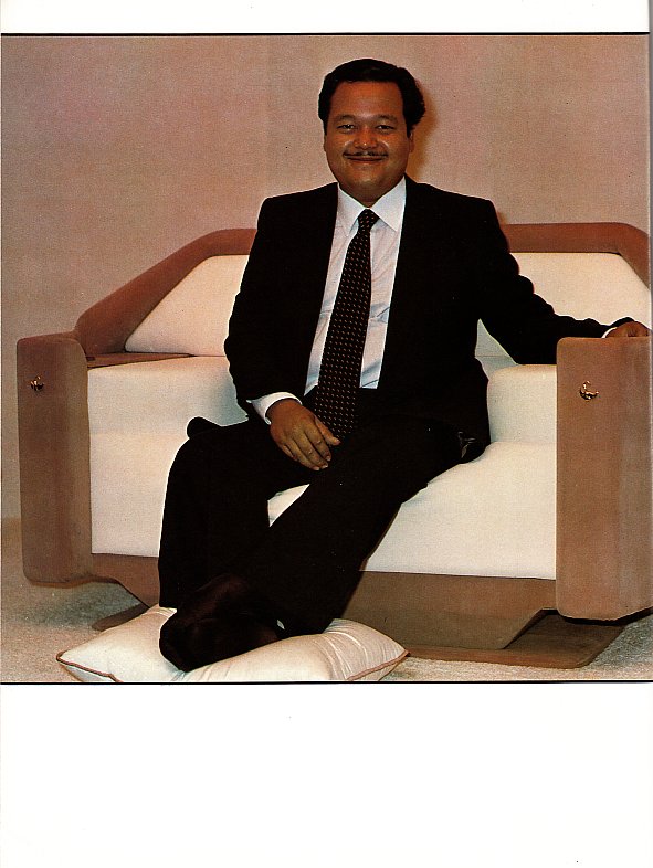 Prem Rawat (Maharaji)  with Lotus Feet on Pillow  in 1980