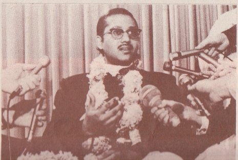 Bal Bhagwan Ji being interview in Sydney Airport, 1974
