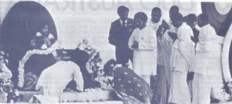 Mahatmas pranaming to Prem Rawat (Maharaji)