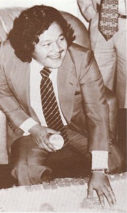 Prem Rawat (Maharaji) playing in 1978