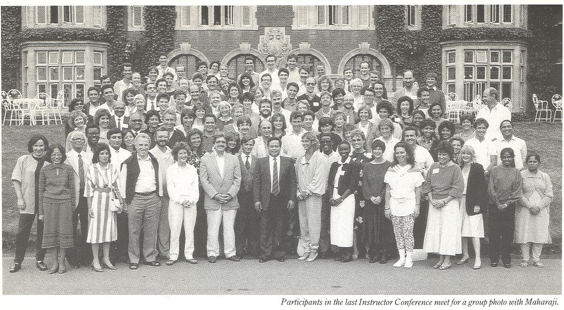Participants in the last Instructor Conference meet for a group photo with Maharaji in 1986
