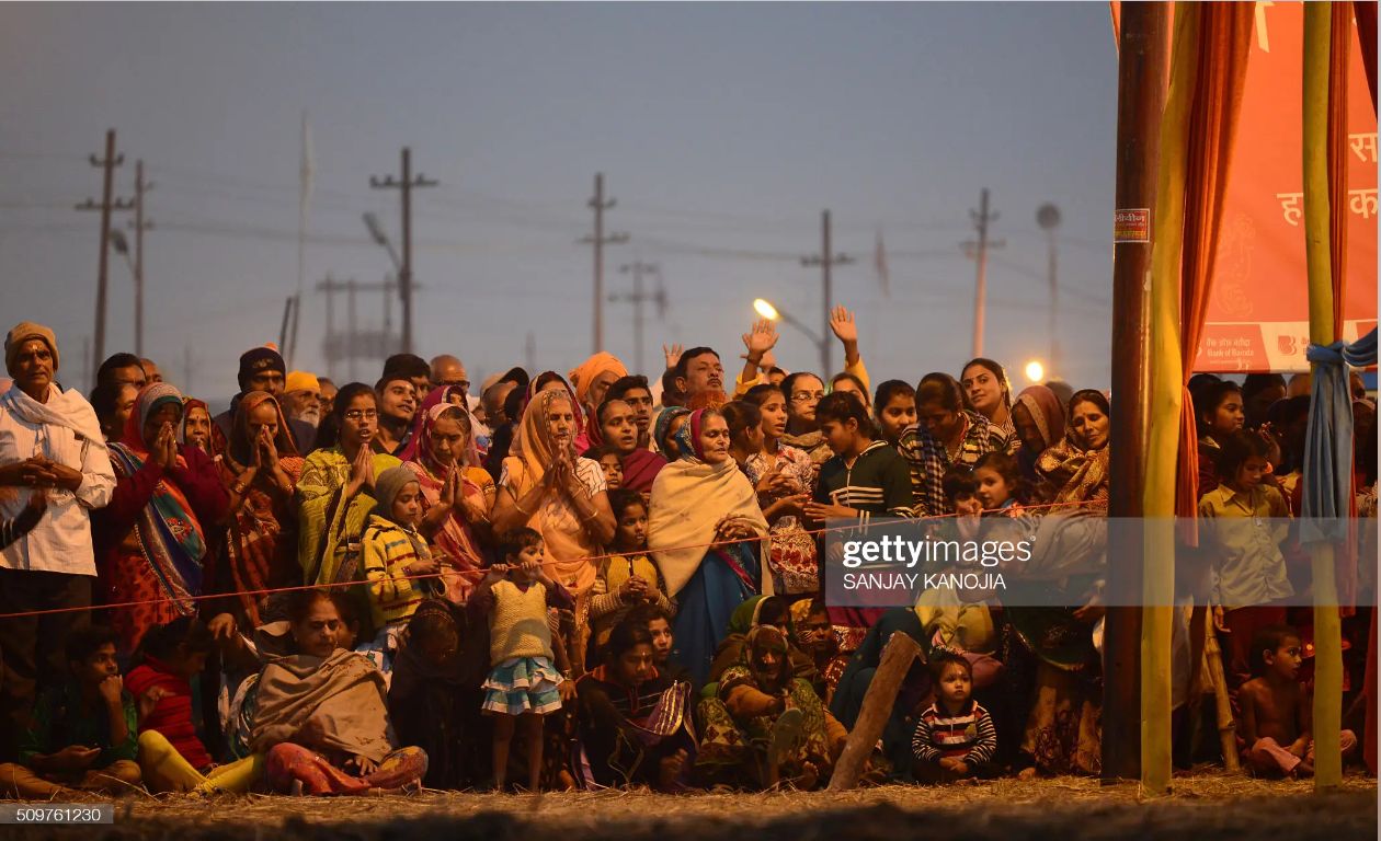 Indien Allahabad Hindu devotees watch to priests (Getty Images/AFP/S. Kanojia) Indien Allahabad Hindu devotees watch to priests (Getty Images/AFP/S. Kanojia)