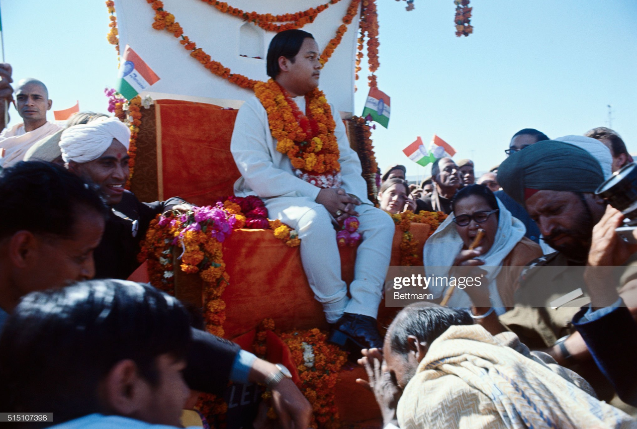 Teenage Prem Rawat having foot kissed Teenage Prem Rawat having foot kissed
